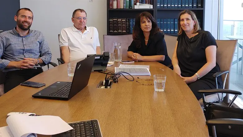 הפגישה במשרדו של עו"ד נטוביץ'