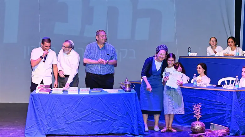 פדות חנה שיינברג שזכתה בחידון התנ"ך של המועצה