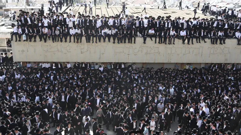 המונים בהלווית הרב אדלשטיין