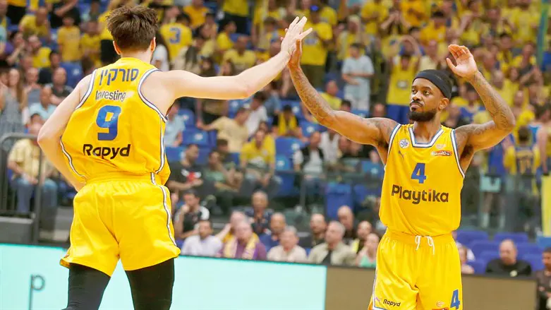 סורקין ובראון חוגגים על המגרש