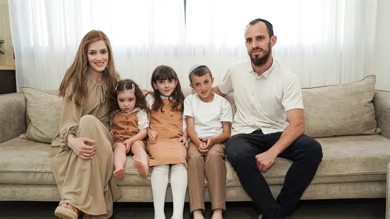 לוי ומיכל הלפרין עם ילדיהם