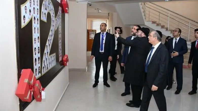 השר משה ארבל בבית הספר אור אבנר בבאקו