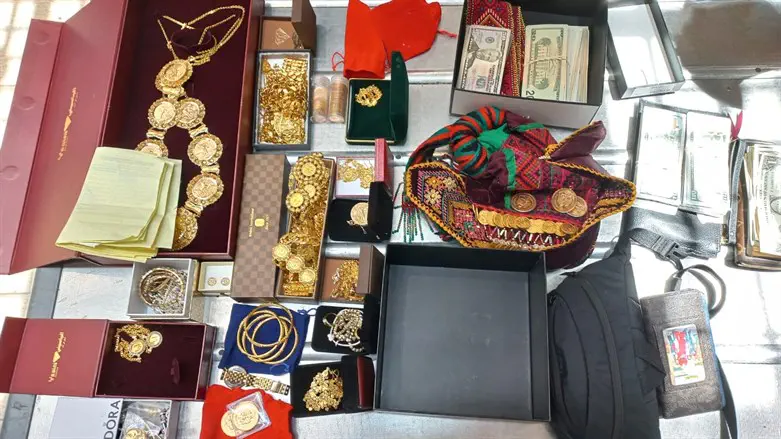 כסף וזהב נתפסו במזוודה