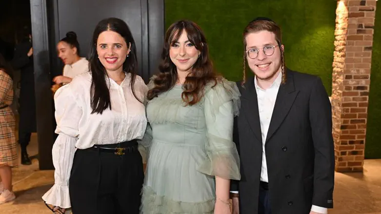 שקד באירוסין של ישכר זלמנוביץ