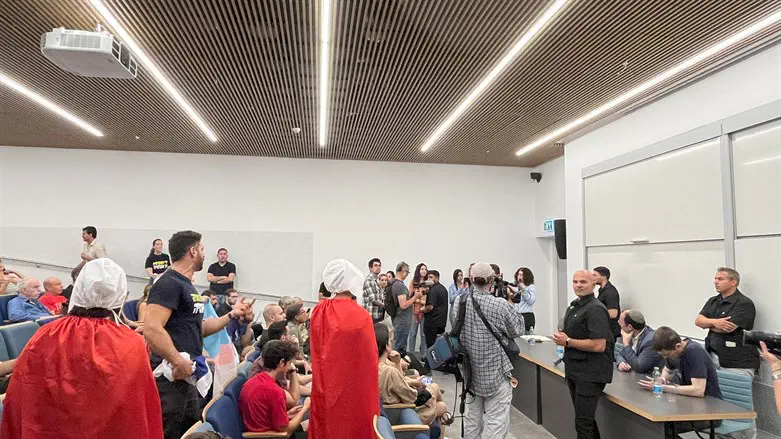 מפגיני שמאל מתקיפים את חבר הכנסת שמחה רוטמן השבוע