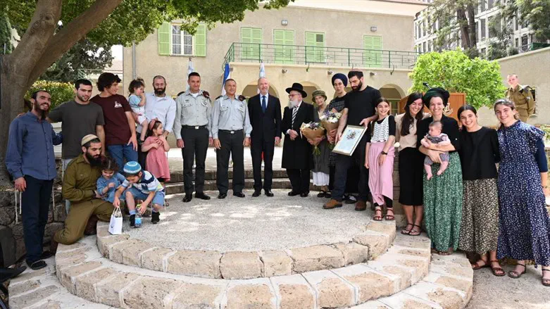 משפחתו של אלוף דוד זיני עם יואב גלנט והרצי הלוי