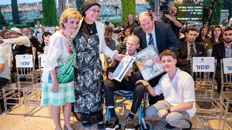 В прошлом месяце: Менаше Лев Ран получает награду от Орит Струк