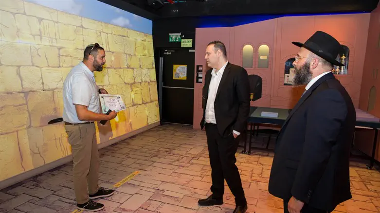 השר זוהר במהלך הביקור