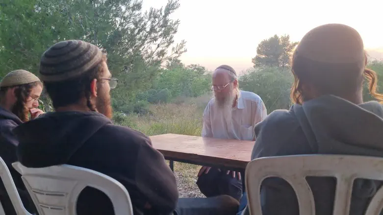 הרב אלישמע כהן בשיעור בישביה