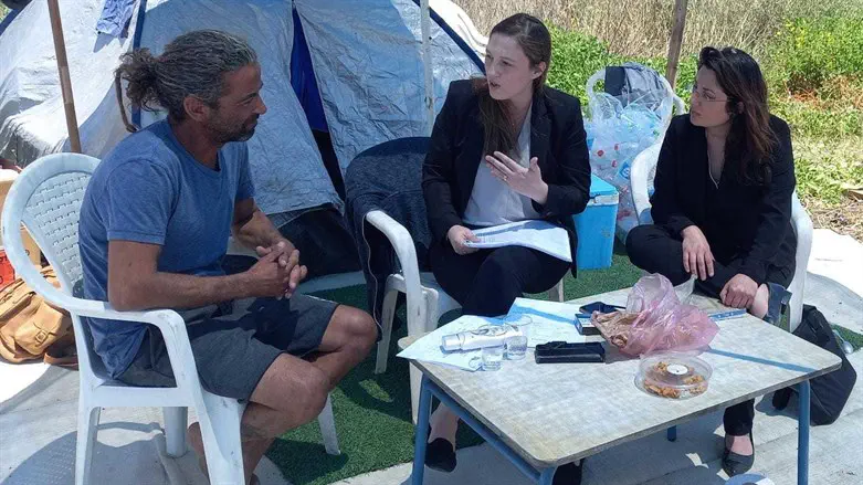 עורכות הדין מהסיוע המשפטי בפגישה עם לואיס אמורים סמוך לאוהל בו התגורר 