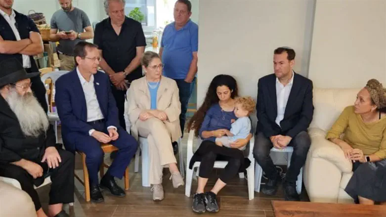 Herzog and the widow of Meir Tamari