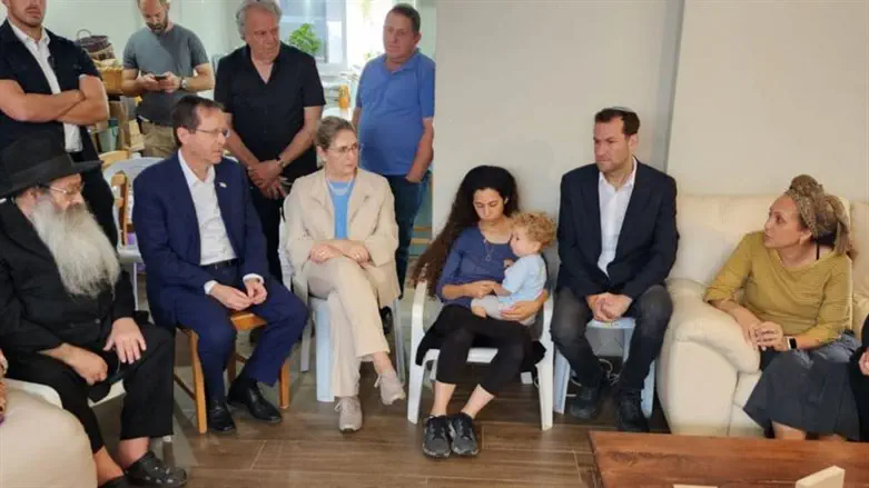 יצחק ומיכל הרצוג בבית משפחת תמרי