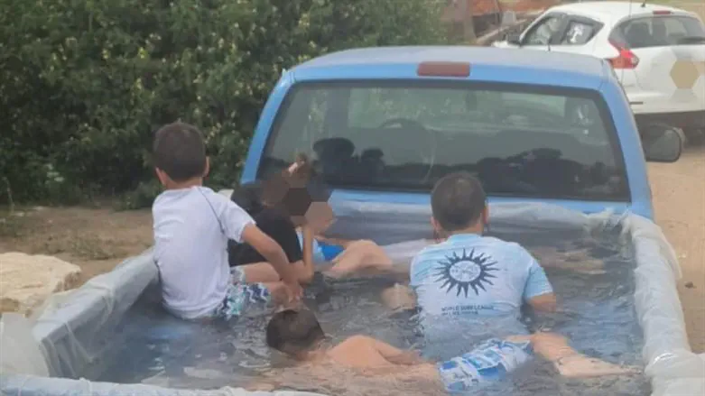 הילדים בבריכה ברכב