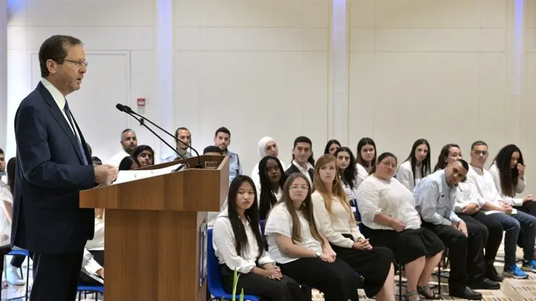 הנשיא הרצוג והמצטיינים