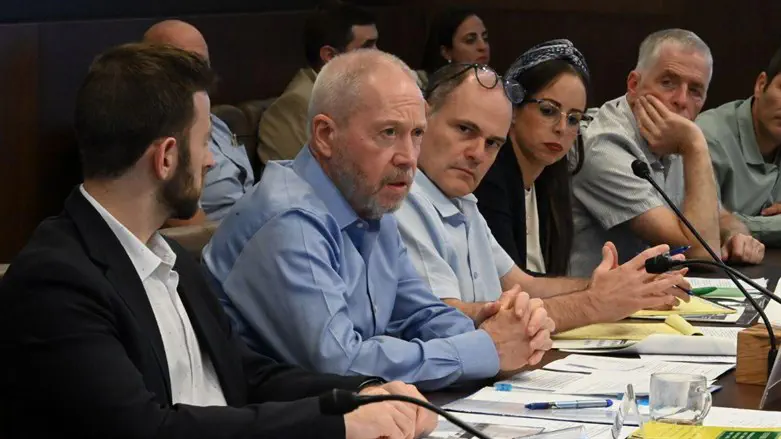 השר גלנט במהלך ישיבת הוועדה