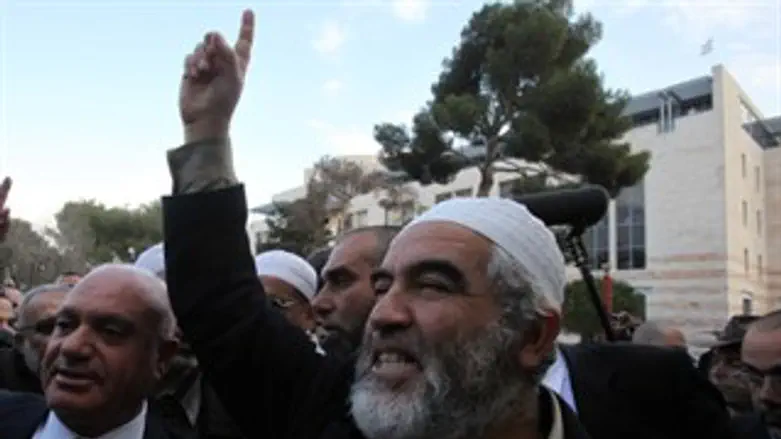 שיישאר שם. סלאח