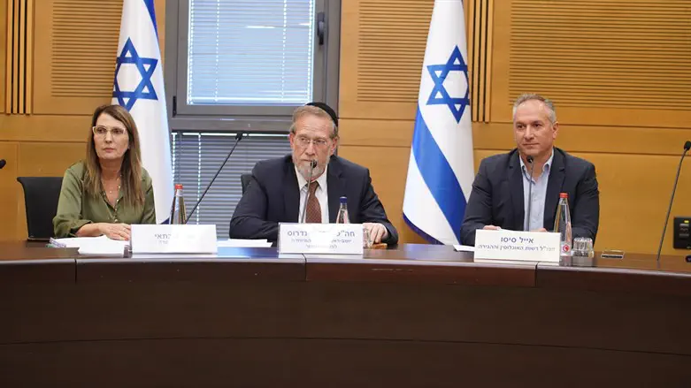 פינדרוס בוועדה