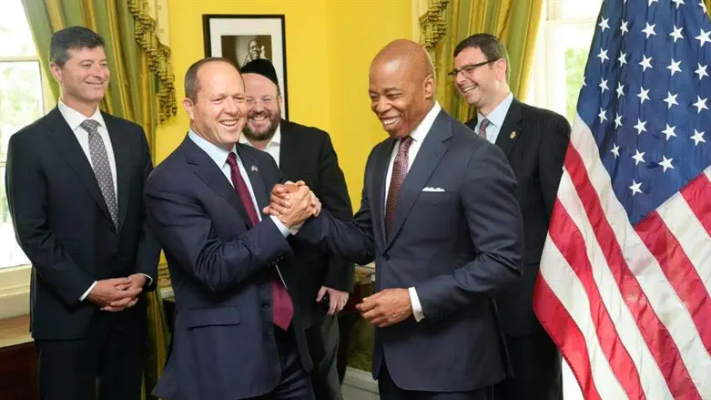 Нир Баркат и Эрик Адамс