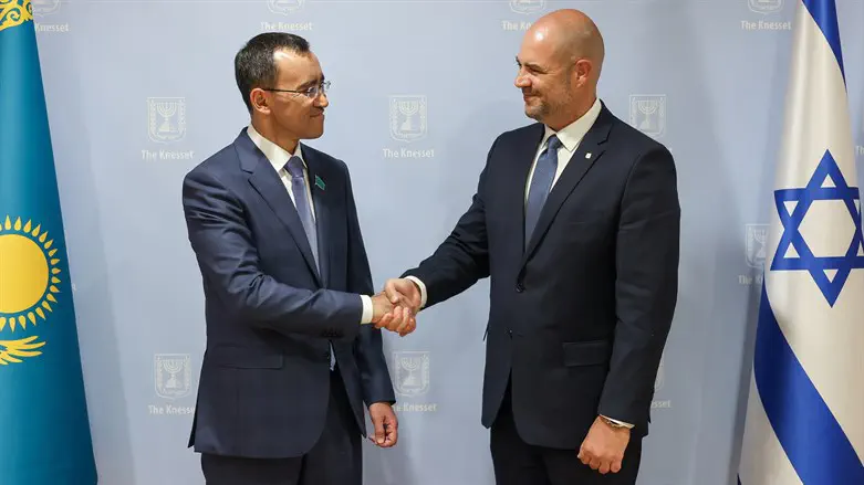 אמיר אוחנה ויו"ר הפרלמנט של קזחסטאן