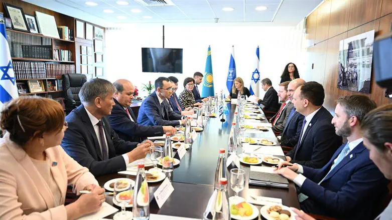 Ohana meets Kazakhstani parliamentarians