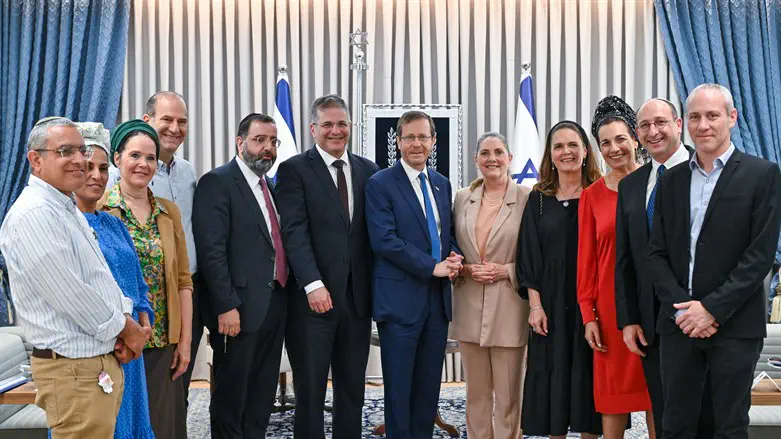 משתתפי הטקס עם הנשיא