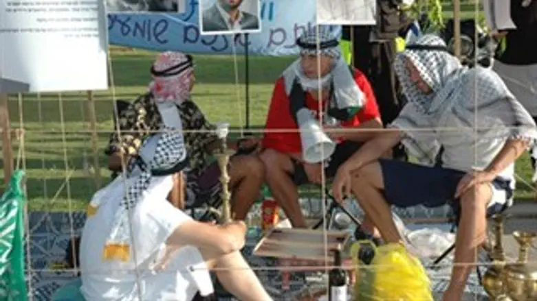 המיצג מול הקריה