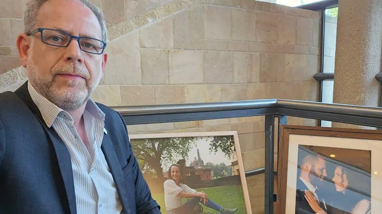 בנימין הורגן עם תמונותיהם של אסתר הי"ד ומאיר תמרי הי"ד