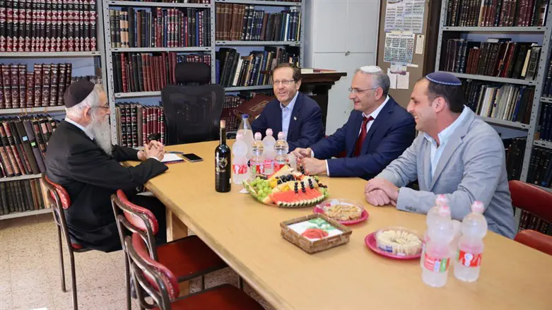 הנשיא הרצוג בבית הרב מלמד בבית אל