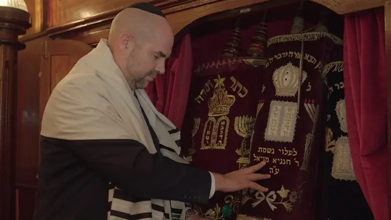 Speaker Ohana in Moroccan synagogue