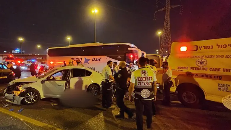 Driver shot on the road loses control of vehicle