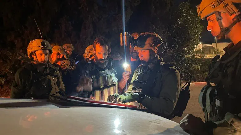 רס"ן מיכה ממן מתדרך כוחות בשטח