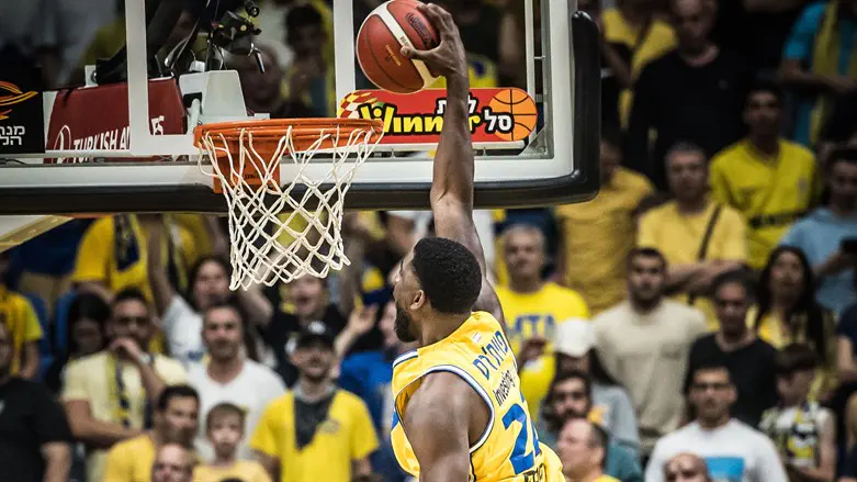 אלכס פוית'רס בדרך לעוד סל