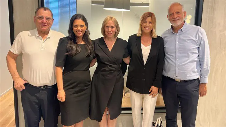 נציגי רשימת 'יוזמה ציונות משפטית' עם השרה לשעבר שקד