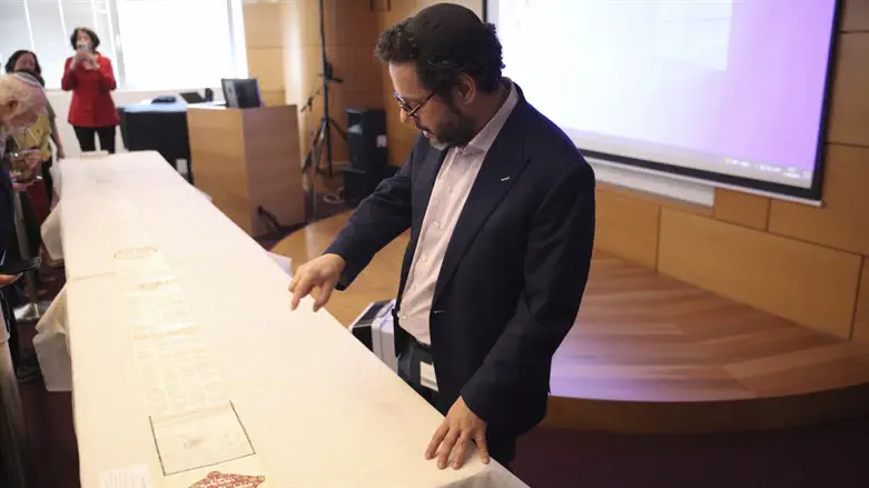 אוצר אוסף ניהדות בספרייה הלאומית - דר חיים נריה - עם המגילה הארוכה בעולם