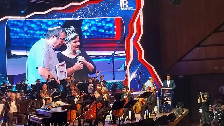 הוריו של יגל יניב מקבלת את תעודת החובש במקומו