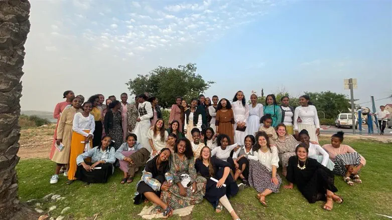 נוער נריה ביחד עם הבנות