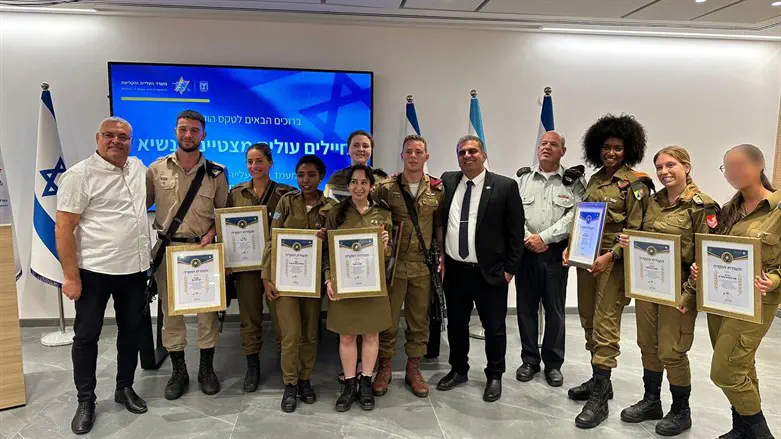 סופר עם החיילים המצטיינים