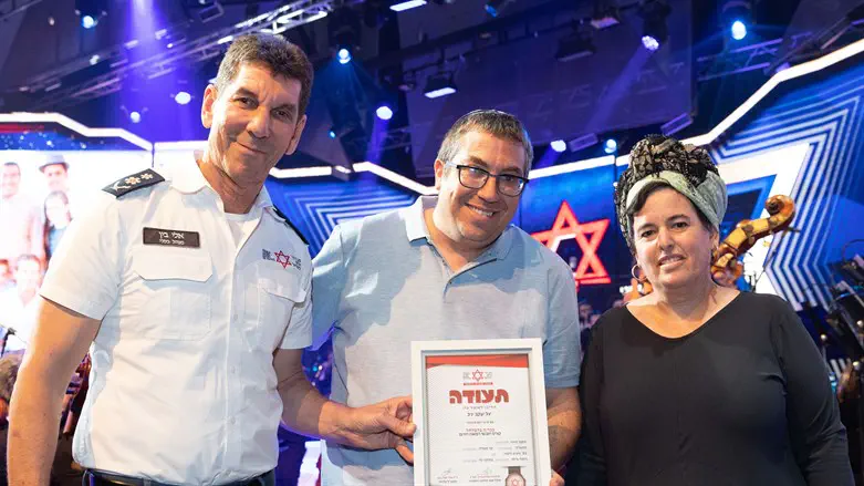Esther and Shalom Yaniv recieve their son's EMT certification