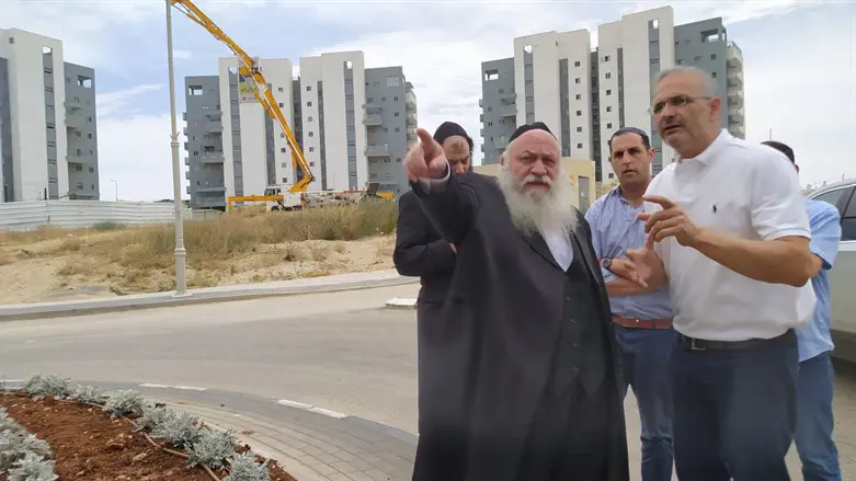 השר גולדקנופף עם שי אלון במהלך הביקור