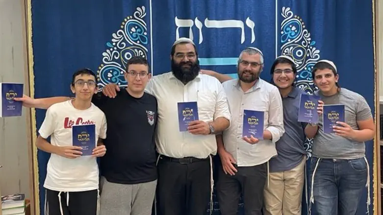 התלמידים עם המנהל