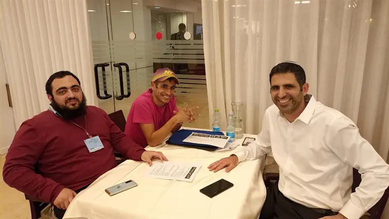 שר התקשורת ומובילי המחאה