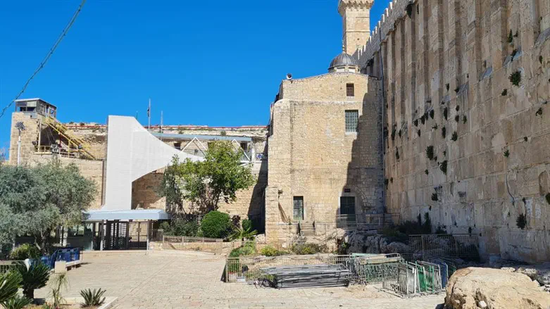 המערה והמעלית