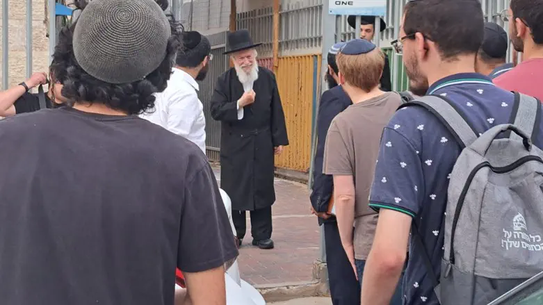 תלמידי ישיבת חולון עם הרב זילברשטיין