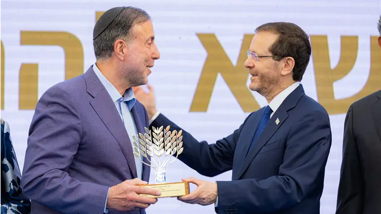 David Hager (L) and President Herzog (R)