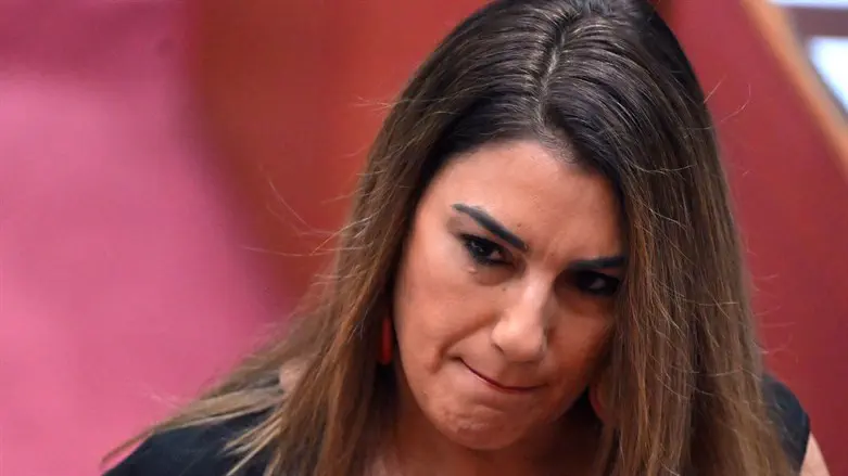 הסנאטורית האוסטרלית לידיה ת'ורפ חושפת את התקיפה המינית שעברה
