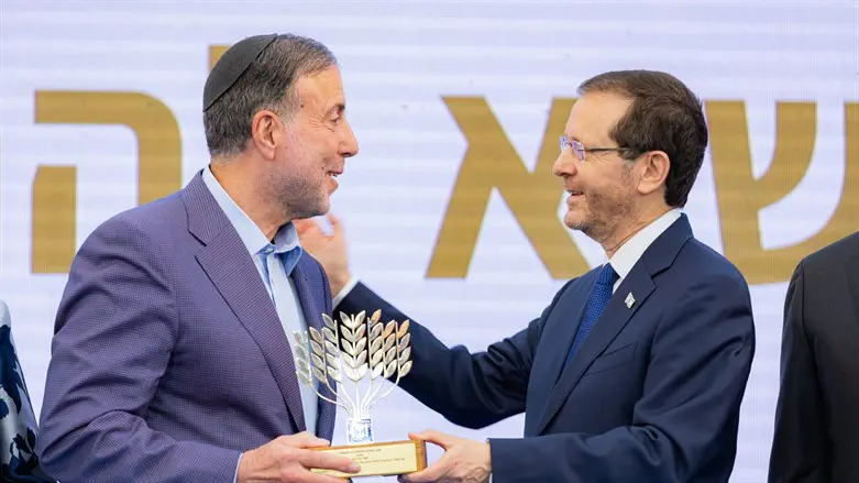 דוד הגר מקבל את האות מהנשיא