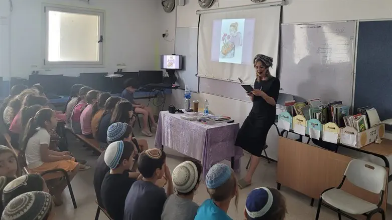 במפגש עם ילדים. אתי אלבוים