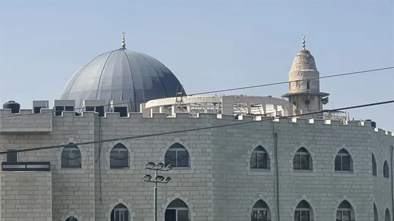 הכיפה שהוסרה ליד הבסיס הקודם