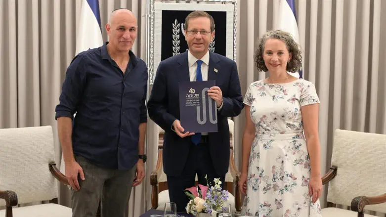 הנשיא הרצוג עם תמי חלמיש אייזנמן מנכ"לית עמותת אלומה ועם אמיתי פורת יו"ר אלומה