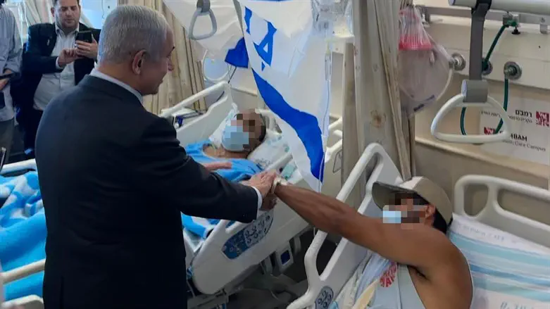 נתניהו מבקר את הפצועים